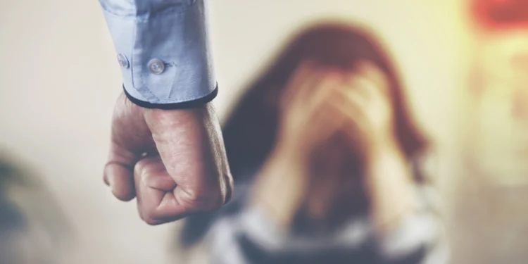 Εφιάλτης για 41χρονη στην Εύβοια: Ο σύντροφός της, τη χτυπούσε και την κλείδωνε στο σπίτι