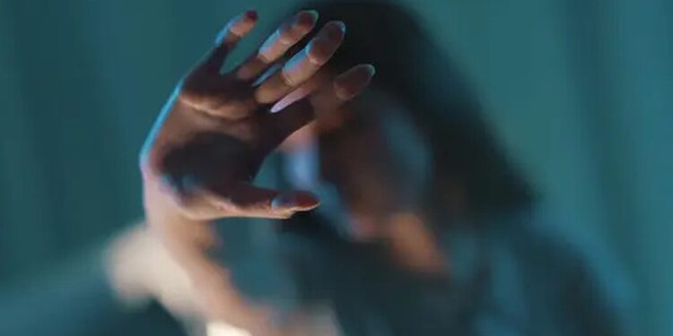 Ενδοοικογενειακή βία: «Το panic button δεν λειτούργησε ποτέ» – Σοκαριστική καταγγελία