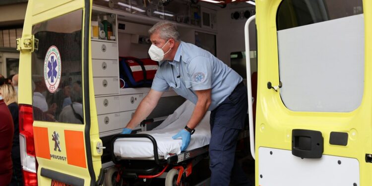 Διασωληνωμένος ασθενής ταξίδεψε «τη μισή Ελλάδα» για αξονική τομογραφία