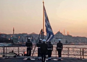 Η έπαρση της σημαίας στη φρεγάτα «Θεμιστοκλής» με θέα το Βόσπορο – Δείτε φωτογραφία