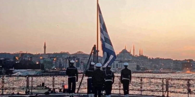 Η έπαρση της σημαίας στη φρεγάτα «Θεμιστοκλής» με θέα το Βόσπορο – Δείτε φωτογραφία