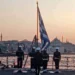 Η έπαρση της σημαίας στη φρεγάτα «Θεμιστοκλής» με θέα το Βόσπορο – Δείτε φωτογραφία