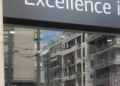 Κουκουλοφόροι προκάλεσαν φθορές σε ΙΕΚ στην Κυψέλη – Είχαν λοστούς, πέταξαν τρικάκια
