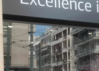 Κουκουλοφόροι προκάλεσαν φθορές σε ΙΕΚ στην Κυψέλη – Είχαν λοστούς, πέταξαν τρικάκια