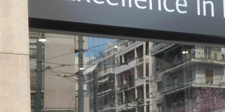 Κουκουλοφόροι προκάλεσαν φθορές σε ΙΕΚ στην Κυψέλη – Είχαν λοστούς, πέταξαν τρικάκια