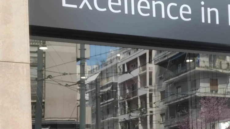 Κουκουλοφόροι προκάλεσαν φθορές σε ΙΕΚ στην Κυψέλη – Είχαν λοστούς, πέταξαν τρικάκια