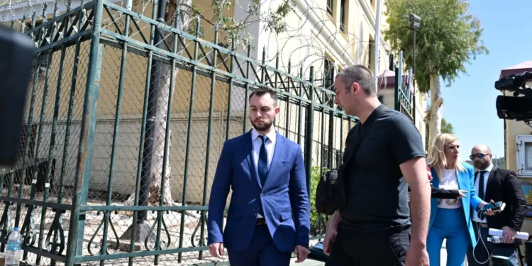 Κωνσταντίνος Φλώρος: Αφέθηκε ελεύθερος υπό τον όρο να μην πλησιάζει τον Γραμμένο στα 50 μέτρα μετά την απολογία του