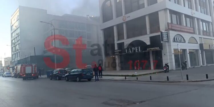 Φωτιά σε νυχτερινο κέντρο στα λαδάδικα Θεσσαλονίκης: Ολοκληρώθηκε η κατάσβεση της πυρκαγιάς