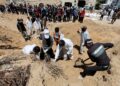Γάζα: Σχεδόν 200 άτομα βρέθηκαν σε ομαδικούς τάφους στο νοσοκομείο Νάσερ – Σοροί με δεμένα χέρια