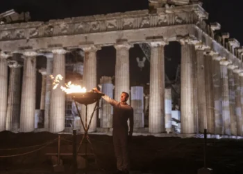 Η Ολυμπιακή Φλόγα στην Ακρόπολη – Εντυπωσιακές φωτογραφίες από το Associated Press