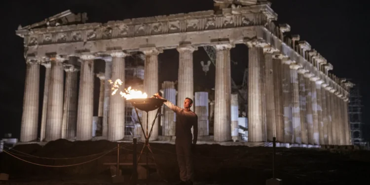 Η Ολυμπιακή Φλόγα στην Ακρόπολη – Εντυπωσιακές φωτογραφίες από το Associated Press