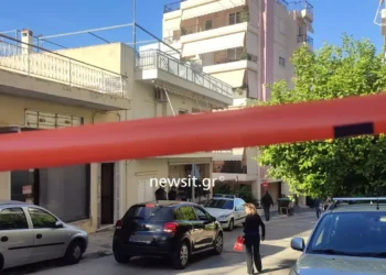 Ηλιούπολη: Τα δύο σενάρια που εξετάζει η αστυνομία – Η καραμπίνα, η ξεκλείδωτη πόρτα και οι καυγάδες μάνας και γιου