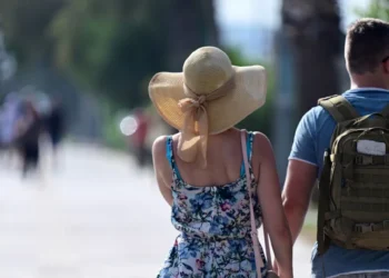 Καιρός: Καλοκαιρινό Σαββατοκύριακο με 29-30 βαθμούς – Βροχές και σκόνη από Τρίτη