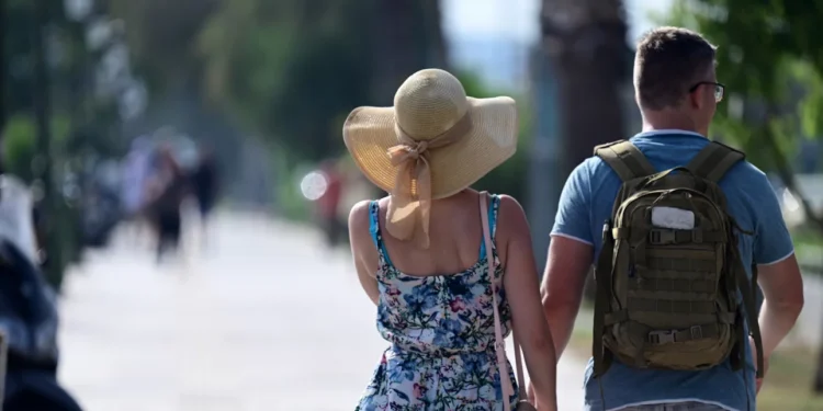 Καιρός: Καλοκαιρινό Σαββατοκύριακο με 29-30 βαθμούς – Βροχές και σκόνη από Τρίτη