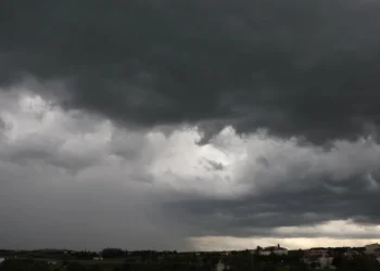 Επελαύνει η κακοκαιρία -Η ΕΜΥ επικαιροποίησε το έκτακτο δελτίο επικίνδυνων καιρικών φαινομένων