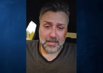 «Σήμερα κόπηκε η μισή μου ζωή» – Η ανάρτηση του Καλλιάνου για την περιπέτεια υγείας του πατέρα του