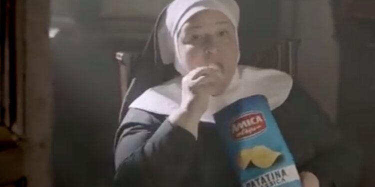 Σάλος στην Ιταλία με διαφήμιση που απεικονίζει καλόγριες να τρώνε πατατάκια για… Θεία Κοινωνία