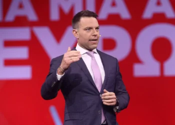 Στέφανος Κασσελάκης: «Μητσοτάκης ίσον Καραμανλής, Καραμανλής ίσον Μητσοτάκης»