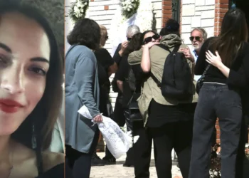Θρήνος στην κηδεία της 28χρονης Κυριακής που δολοφονήθηκε έξω από το ΑΤ Αγίων Αναργύρων