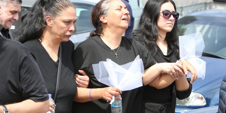 Άγιοι Ανάργυροι: Ο σπαραγμός της μητέρας της 28χρονης στην κηδεία – «Το παιδί μου»