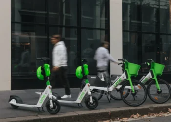 Ηλεκτρικά πατίνια: Ολική επαναφορά στην Ελλάδα σχεδιάζει η Lime