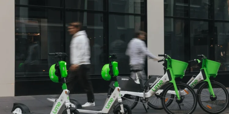 Ηλεκτρικά πατίνια: Ολική επαναφορά στην Ελλάδα σχεδιάζει η Lime