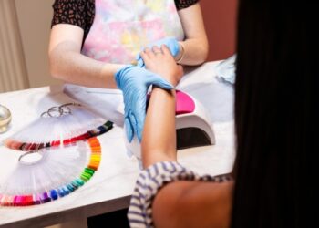 Εφορία: Πρόστιμο 35.000 σε τεχνίτρια νυχιών στα Χανιά, που δούλευε στο σπίτι