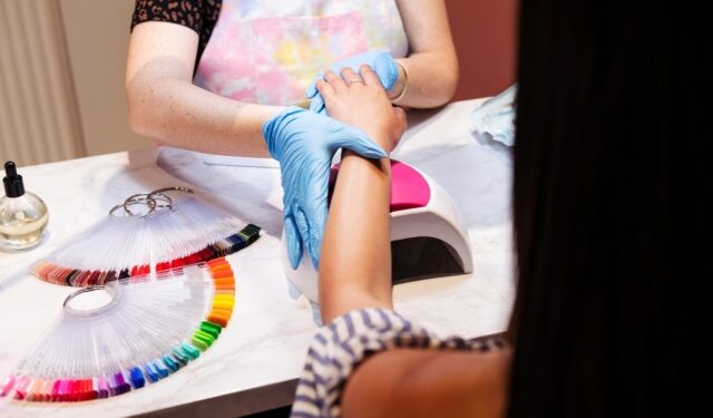 Εφορία: Πρόστιμο 35.000 σε τεχνίτρια νυχιών στα Χανιά, που δούλευε στο σπίτι