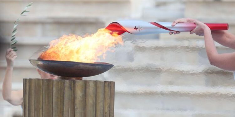 Ολυμπιακοί Αγώνες: Η Αθήνα παρέδωσε τη Φλόγα στο «Παρίσι 2024» (VIDEO)