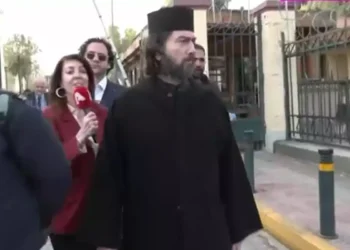 Κιβωτός του Κόσμου: Αγνώριστος με μακριά μαλλιά ο πατέρας Αντώνιος στα δικαστήρια