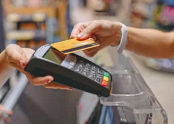 Χατζηδάκης: Nομοθετική παρέμβαση για μείωση 50% στις χρεώσεις των τραπεζών στα POS