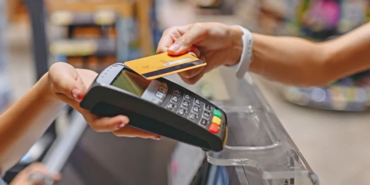 Χατζηδάκης: Nομοθετική παρέμβαση για μείωση 50% στις χρεώσεις των τραπεζών στα POS