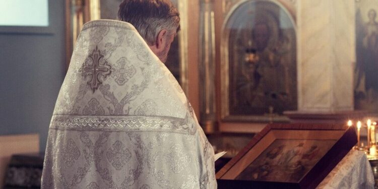 Απίστευτη υπόθεση στην Κρήτη: Είπε ψέματα ότι πέθανε η γυναίκα του για να πάρει χρήματα από παπά