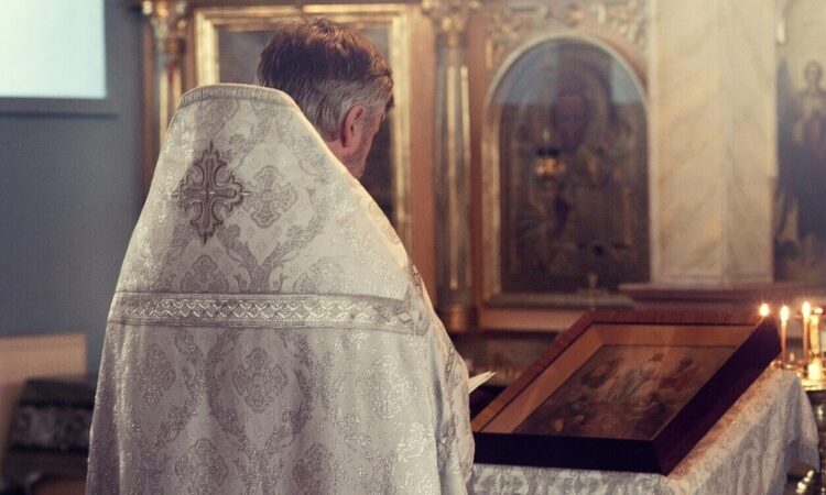 Απίστευτη υπόθεση στην Κρήτη: Είπε ψέματα ότι πέθανε η γυναίκα του για να πάρει χρήματα από παπά