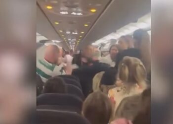 Χαμός σε πτήση προς Τουρκία – Επιβάτης ρίχνει μπουνιές σε αεροσυνοδούς και αστυνομικούς