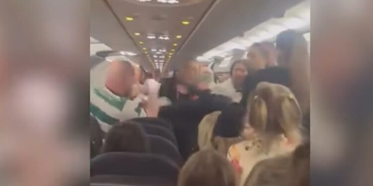 Χαμός σε πτήση προς Τουρκία – Επιβάτης ρίχνει μπουνιές σε αεροσυνοδούς και αστυνομικούς