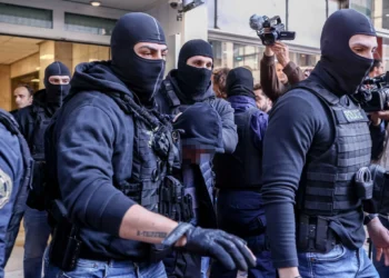 Μεγάλη αστυνομική επιχείρηση με δεκάδες προσαγωγές για τη δολοφονία του αστυνομικού στου Ρέντη