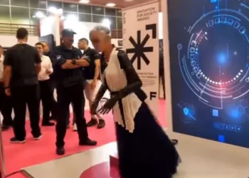 «Ατύχημα» για το ρομπότ Σοφία – Δεν είδε το σκαλοπάτι και έπεσε στη ΔΕΘ