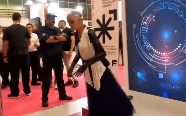 «Ατύχημα» για το ρομπότ Σοφία – Δεν είδε το σκαλοπάτι και έπεσε στη ΔΕΘ