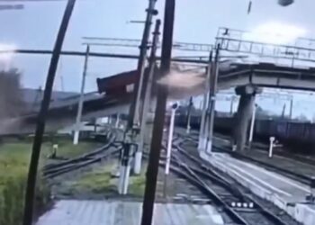 Κατάρρευση γέφυρας στη Ρωσία πάνω σε γραμμές τρένου – Μία νεκρή, έξι τραυματίες