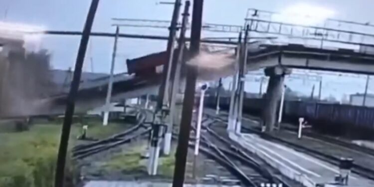 Κατάρρευση γέφυρας στη Ρωσία πάνω σε γραμμές τρένου – Μία νεκρή, έξι τραυματίες