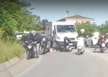 Θεσσαλονίκη: Οδηγοί πιάστηκαν στα χέρια κι έκλεισαν τον δρόμο – Δείτε βίντεο