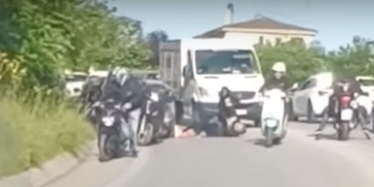 Θεσσαλονίκη: Οδηγοί πιάστηκαν στα χέρια κι έκλεισαν τον δρόμο – Δείτε βίντεο