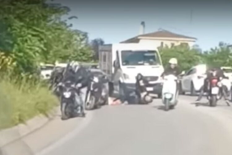 Θεσσαλονίκη: Οδηγοί πιάστηκαν στα χέρια κι έκλεισαν τον δρόμο – Δείτε βίντεο