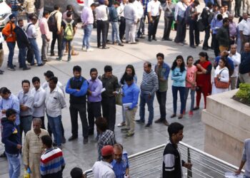 Ινδία: Δωρεάν μπύρα, ταξί και ιατρικές εξετάσεις σε όσους ψηφίσουν στις εκλογές