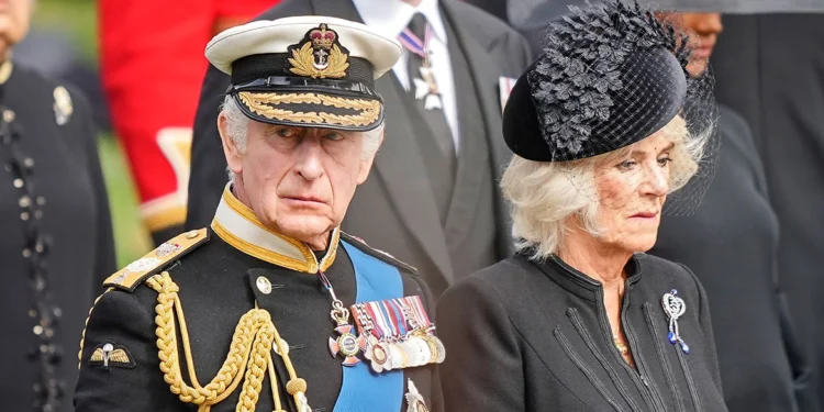 Αμερικανικά ΜΜΕ: Επιδείνωση της υγείας του Καρόλου και ετοιμασίες για τη βασιλική κηδεία – «Είναι πραγματικά πολύ άρρωστος»
