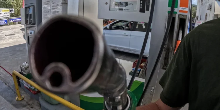 Χωρίς φρένο το ράλι ανατιμήσεων στη βενζίνη – Ξεπερνά τα 2 ευρώ και στην Αττική