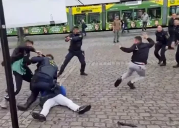 Γερμανία: Άγρια επίθεση με μαχαίρι σε ζωντανή σύνδεση – Σκληρές εικόνες