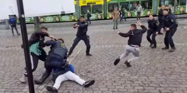 Γερμανία: Άγρια επίθεση με μαχαίρι σε ζωντανή σύνδεση – Σκληρές εικόνες