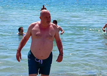 Ο Μπέος βούτηξε στον Παγασητικό για να αποδείξει την καταλληλότητα των νερών